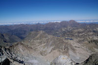 Au fond a droite, le Pic du Midi de Bigorre depuis le sommet du Pic de Neouvielle