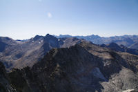 Au premier plan, le Pic des Trois Conseillers suivit du Turon de Neouvielle, plus loin a gauche, le Pic Long, au fond, le Mont Perdu et le Cirque de Gavarnie