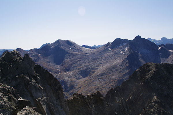 Au premier plan, la clbre arte des Trois Conseillers suivie du Pic des Trois Conseillers, derrire, l_Estaragne, le Pic de Campbieil, le Pic Badet et le Pic Long, plus loin, le Mont Perdu et le Cylindre du Marbor