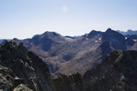 Au premier plan, la celebre arete des Trois Conseillers suivie du Pic des Trois Conseillers, derriere, l'Estaragne, le Pic de Campbieil, le Pic Badet et le Pic Long, plus loin, le Mont Perdu et le Cylindre du Marbore