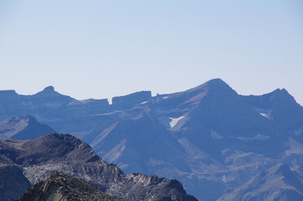 Le Cirque de Gavarnie, de gauche  droite, la Tour, le Casque, la Brche de Roland, la Pointe Bazillac, le Doigt, le Taillon et les Gabitous