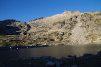 Le barrage du Lac d_Aubert, au dessus, la crte des Laquettes finissant par le Pic de Nouvielle