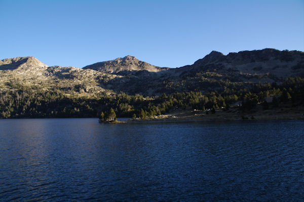 Le Lac d_Aubert, au fond le col de Madamte encadr par le Pic de Madamte et le Pic d_Estibre,  gauche, le Pic Dets Coubous