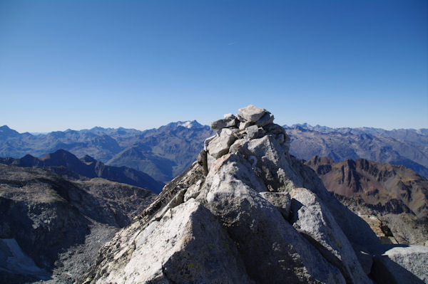 Le cairn sommital du Pic de Nouvielle, juste  gauche, la Vignemale et son glacier