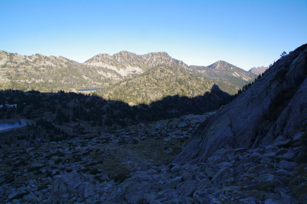 Au fond, les crtes d_Estibre, le col d_Aumar, le Pic Anglade et le Soum de Monpelat