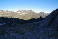 Au fond, les cretes d'Estibere, le col d'Aumar, le Pic Anglade et le Soum de Monpelat