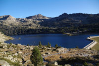 Le Lac d'Aubert, au fond le col de Madamete encadre par le Pic de Madamete et le Pic d'Estibere, a gauche, le Pic Dets Coubous