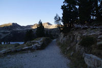 Le chemin menant au parking du Lac d_Aubert