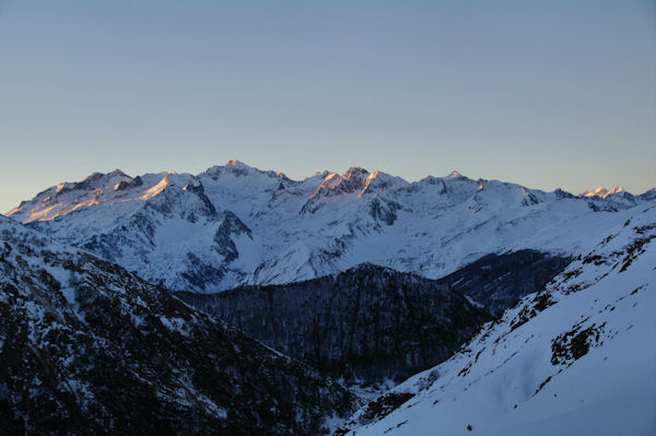 On distingue le Vignemale au milieu de cette fort de pics!