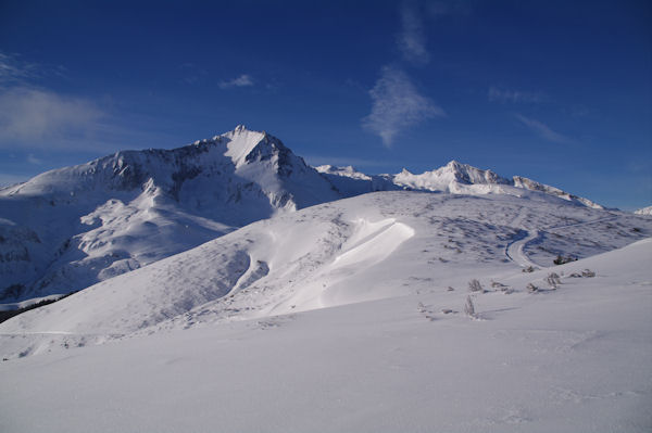 Au centre, la dme du Cap d_Aout, au fond, le Petit Gabizos et le Pic de la Latte de Bazen