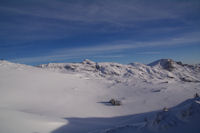 Le vallon d_Allas domin par la crte entre le Pic de Cantau et le Pic de Berbeillet, au centre, le Pic de Bazs pointe