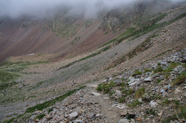 Le sentier bien trac au dessus de la valle du rio Ara