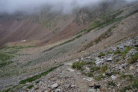 Le sentier bien trace au dessus de la vallee du rio Ara