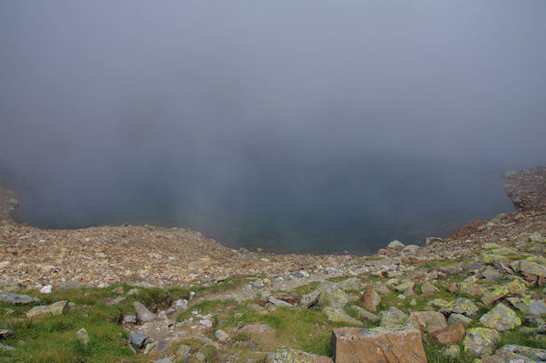 Le Lac du Col d_Arratille, dans la brume