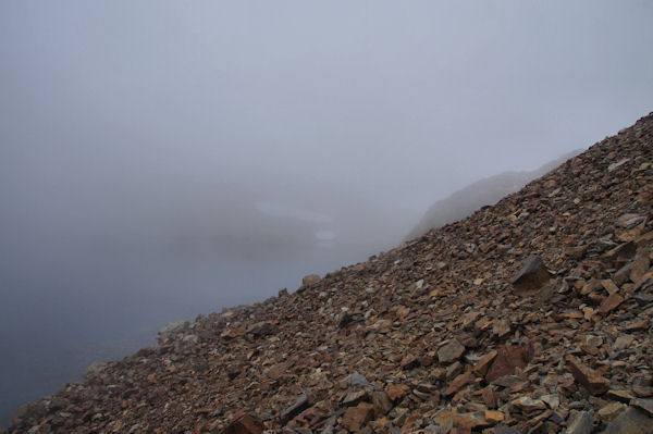 Le sentier dans la pierraille au dessus du Lac du Col d_Arratille