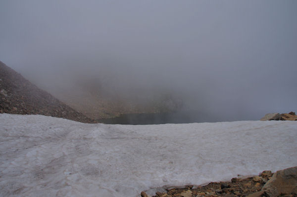 Le Lac du Col d_Arratille, dans la brume