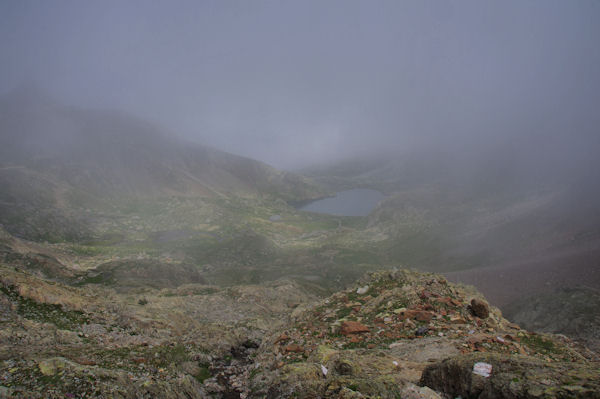 Le Lac d_Arratille merge de la brume