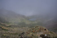 Le Lac d'Arratille emerge de la brume