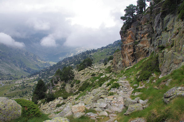 Le sentier  flanc au dessus de la valle d_Arratille