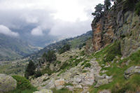 Le sentier a flanc au dessus de la vallee d'Arratille