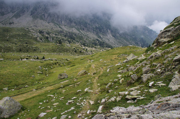 Le sentier en arrivant dans le vallon infrieur du Gave d_Arratille