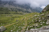 Le sentier en arrivant dans le vallon inferieur du Gave d'Arratille