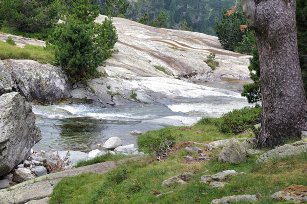 Belles couleurs des eaux du Gave d_Arratille