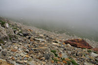 Dans la caillasse et la brume matinale