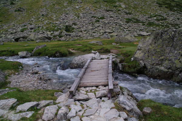 La passerelle permettant de passer rive gauche du Gave d_Arrens