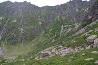 Le sentier montant au Port de la Peyre Saint Martin sous la crte du Mont Maou