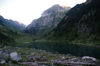 Le Lac de Suyen, au fond de la valle, le Port de la Peyre Saint Martin