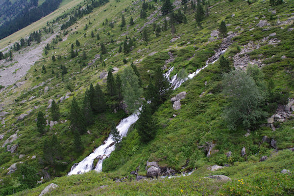 Une cascade sur le Gave d_Arrens