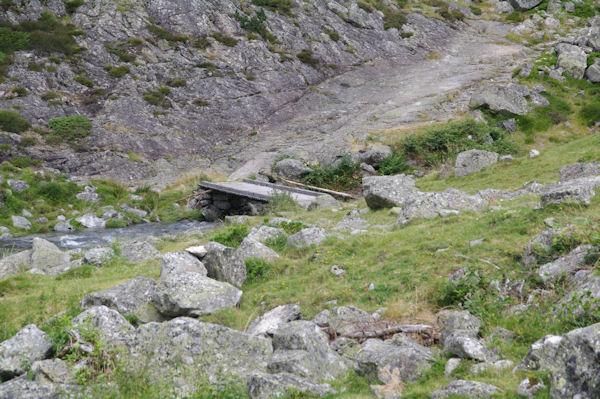 La passrelle permettant de passer rive gauche du Gave d_Arrens au bout du Lac de Suyen