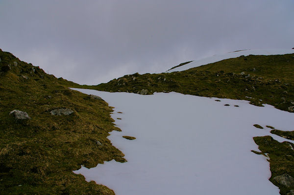 Quelques restants de neige sous les pentes du Soum de Laya