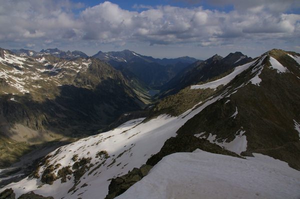 Vue sur les Oulettes du Vignemale depuis la crte du Petit Vignemale, au fond, le lac de Gaube