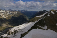 Vue sur les Oulettes du Vignemale depuis la crete du Petit Vignemale, au fond, le lac de Gaube