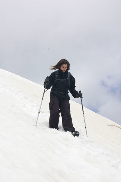 Camille dans la traverse sous le sommet du Petit Vignemale pour atteindre la crte Ouest-Nord-Ouest