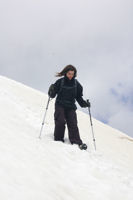 Camille dans la traverse sous le sommet du Petit Vignemale pour atteindre la crte Ouest-Nord-Ouest