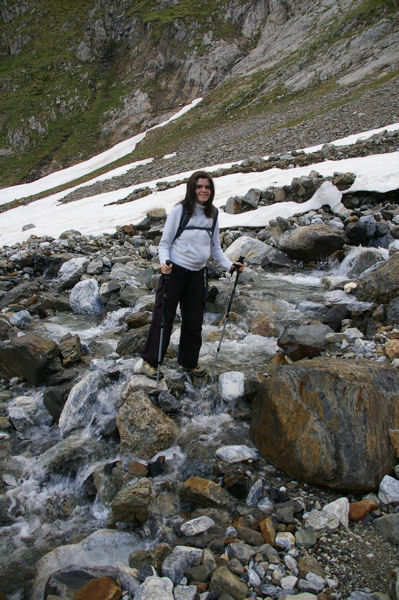 Camille au passage d'un torrent venant du Glacier d'Ossoue