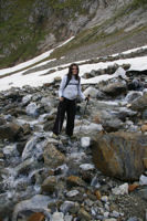 Camille au passage d'un torrent venant du Glacier d'Ossoue