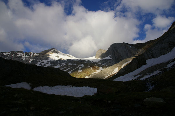 Montferrat, Glacier d'Ossoue, Pointe Chaussenque et Petit Vignemale dans les premiers rayons du soleil