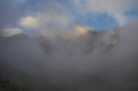 Le massif du Vignemale dans les brumes matinales