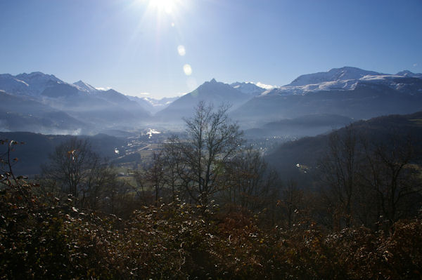 La valle du Gave de Pau et Argels Gazost au centre, le Pic de Viscos et plus  droite le Pic de Cabaliros