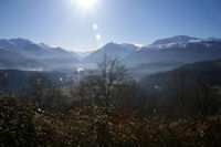 La vallee du Gave de Pau et Argeles Gazost au centre, le Pic de Viscos et plus a droite le Pic de Cabaliros