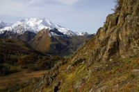 Le sentier de contournementr de la crte Est du Pic de Pan, sur fond de Gabizos