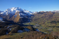 Le village d'Arrens - Marsous domine par les Pics de Gabizos