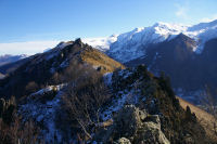 La crete dentelee Est du Pic de Pan jusqu'au Pic Arrouy, au fond, le Pic du Cabaliros enneige