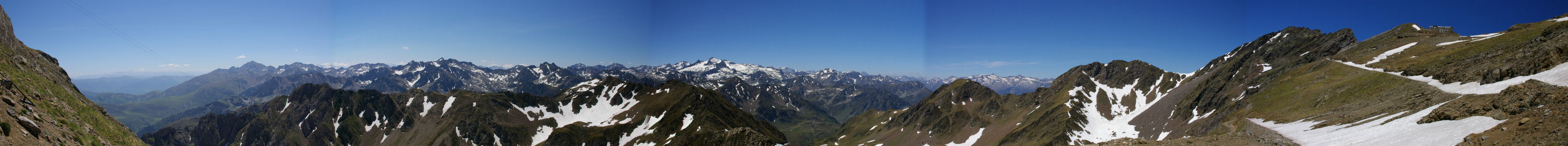 En montant la vue s'largie et la chaine des Pyrnes se dploie