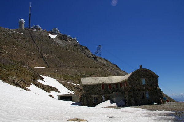 L'htellerie des Laquets et le Pic du Midi de Bigorre