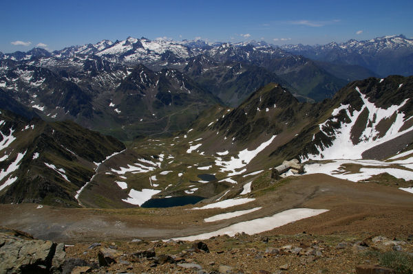 Le Lac d'Oncet se fait plus petit et les 3000 pyrnens se montrent